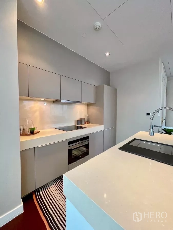 คอนโด ให้เช่าในWatthana, Bangkok - ครัวพร้อมเคาน์เตอร์ควอตซ์ เตาอินดักชัน และเตาอบบิวท์อิน