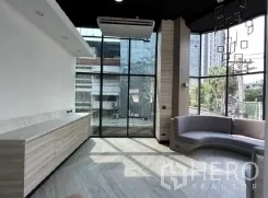 พื้นที่ขายปลีก ให้เช่าในKhlong Toei, Bangkok - มุมอาคารสว่างไสว กระจกเต็มบาน โซฟาโค้งบิลต์อิน มองเห็นวิวเมือง