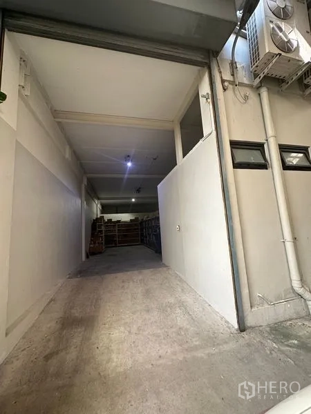 สำนักงานที่บ้าน ให้เช่าในPhra Khanong, Bangkok - ทางเข้าแบบมีหลังคาสู่พื้นที่เก็บของ เปิดโล่งสูง