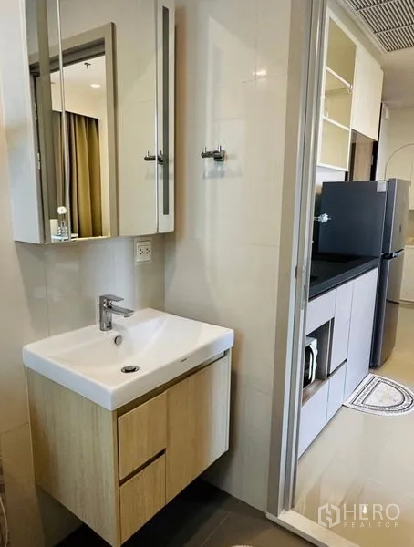 คอนโด ให้เช่า - โถงอ่างล้างหน้าถัดจากครัว เชื่อมทางเข้าห้องน้ำ