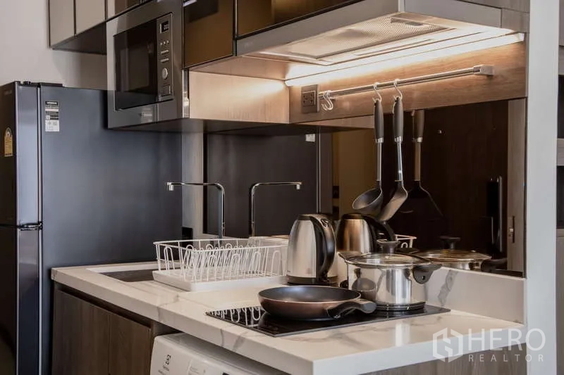 คอนโด ให้เช่าในWatthana, Bangkok - ครัวบิวท์อินขนาดกะทัดรัด มีเตาไมโครเวฟ ตู้เย็น และไฟใต้ตู้
