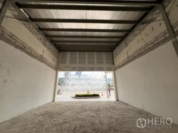 零售空间 出租在Watthana, Bangkok - 从店内望向外部的开阔出入口与景观步道，临近BTS艾卡迈站。