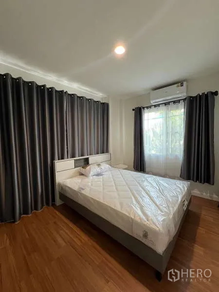 บ้าน ให้เช่าในBang Kapi, Bangkok - ห้องนอนที่สอง เตียงคู่ ผ้าม่านทึบและพื้นไม้