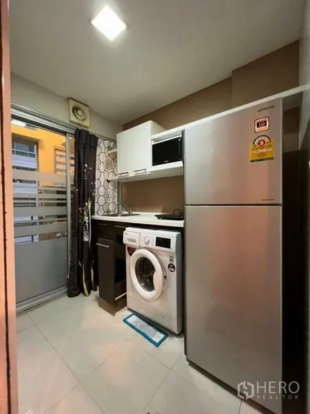 คอนโด ขายในWatthana, Bangkok - ครัวแยกกะทัดรัด พร้อมตู้เย็น เครื่องซักผ้า ตู้ลอย และประตูกระจกบานเลื่อน