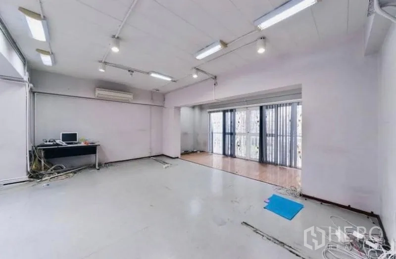 สำนักงานที่บ้าน ให้เช่าหรือขาย - พื้นที่ทำงานยืดหยุ่น มีโต๊ะ ไฟราง และประตูกระจกเชื่อมสู่ระเบียง