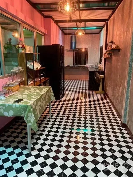 คลังสินค้า ให้เช่าในThanyaburi, Pathum Thani - แพนทรีพื้นกระเบื้องลายหมากรุก พร้อมชั้นวางและไฟแขวน เชื่อมต่อห้องครัวกระจก