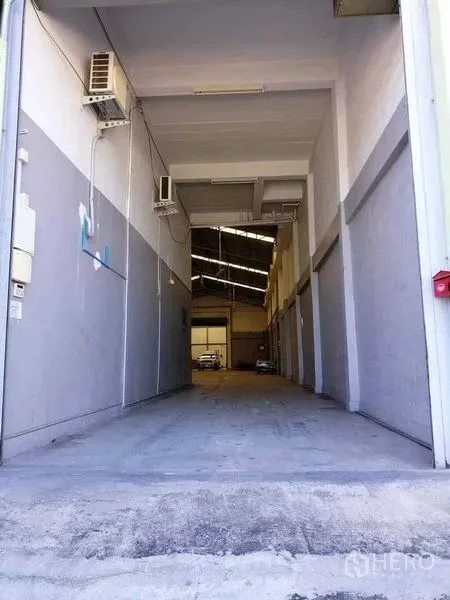 货栈 出租在Samut Prakan - 可驾车进入的高挑装卸通道，工业照明