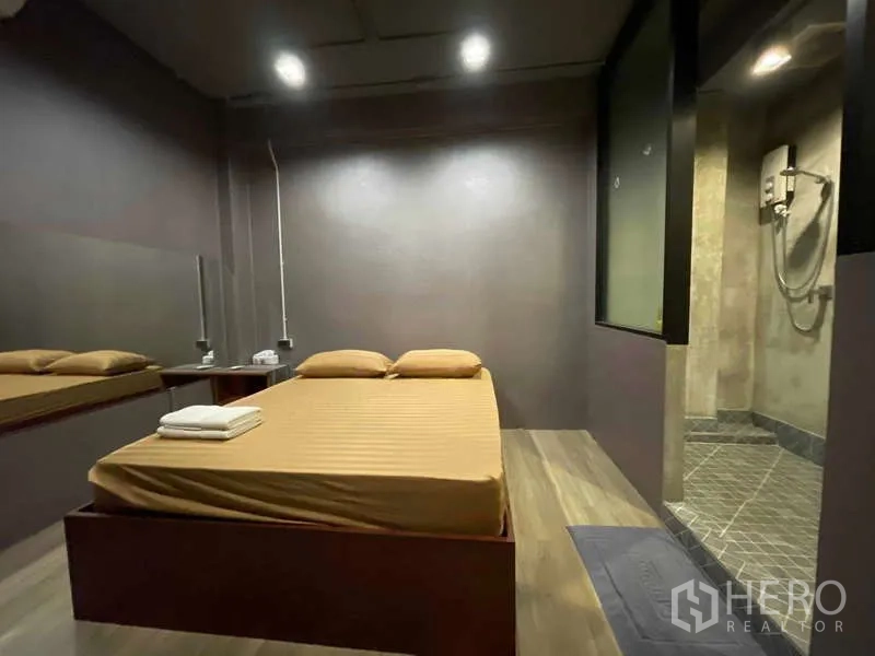 店屋 出租在Lat Phrao, Bangkok - 灰色系卧室，平台床、木地板，带独立淋浴间。