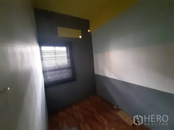 อาคารพาณิชย์ ให้เช่าในWatthana, Bangkok - ห้องยาวแคบ ผนังโทนเทาลายแถบ หน้าต่างมู่ลี่ และพื้นลามิเนตลายไม้