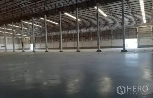 Warehouse for rent in Mueang Samut Sakhon, Samut Sakhon - Spacious warehouse interior with high ceilings, columns and polished concrete floor.