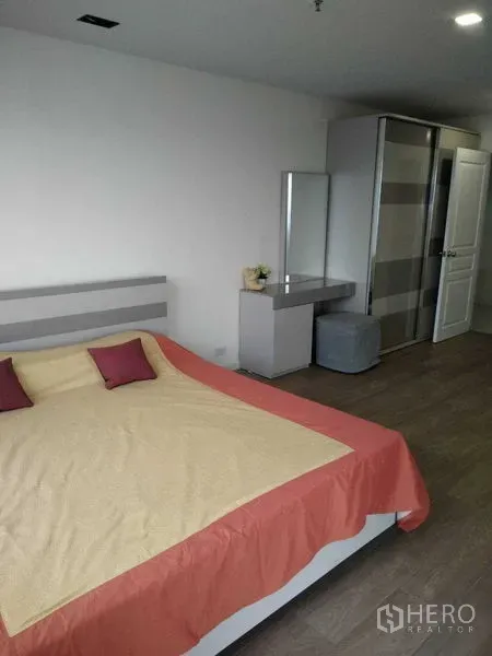 公寓 出租在Khlong Toei, Bangkok - 第二卧室，特大床、衣柜、梳妆台，配色素雅