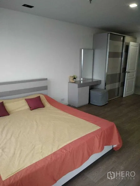 公寓 出租在Khlong Toei, Bangkok - 第二卧室，特大床、衣柜、梳妆台，配色素雅