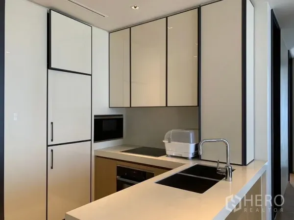 คอนโด ให้เช่าในKhlong Toei, Bangkok - ครัวบิวท์อินตู้สีขาว เตาอบ เตาไฟฟ้า และอ่างล้างจานเคาน์เตอร์ยาว