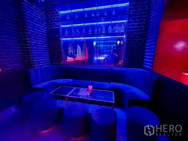 零售空间 出租在Bangkok - 蓝色天鹅绒卡座、矮桌与发光陈列架