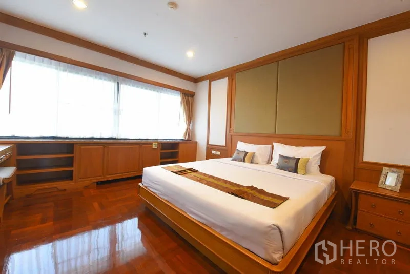 อพาร์ทเมนท์ ให้เช่าในWatthana, Bangkok - ห้องนอนที่สอง เตียงคิงส์ หน้าต่างบานใหญ่ ตู้บิลต์อิน และงานไม้โทนอุ่น