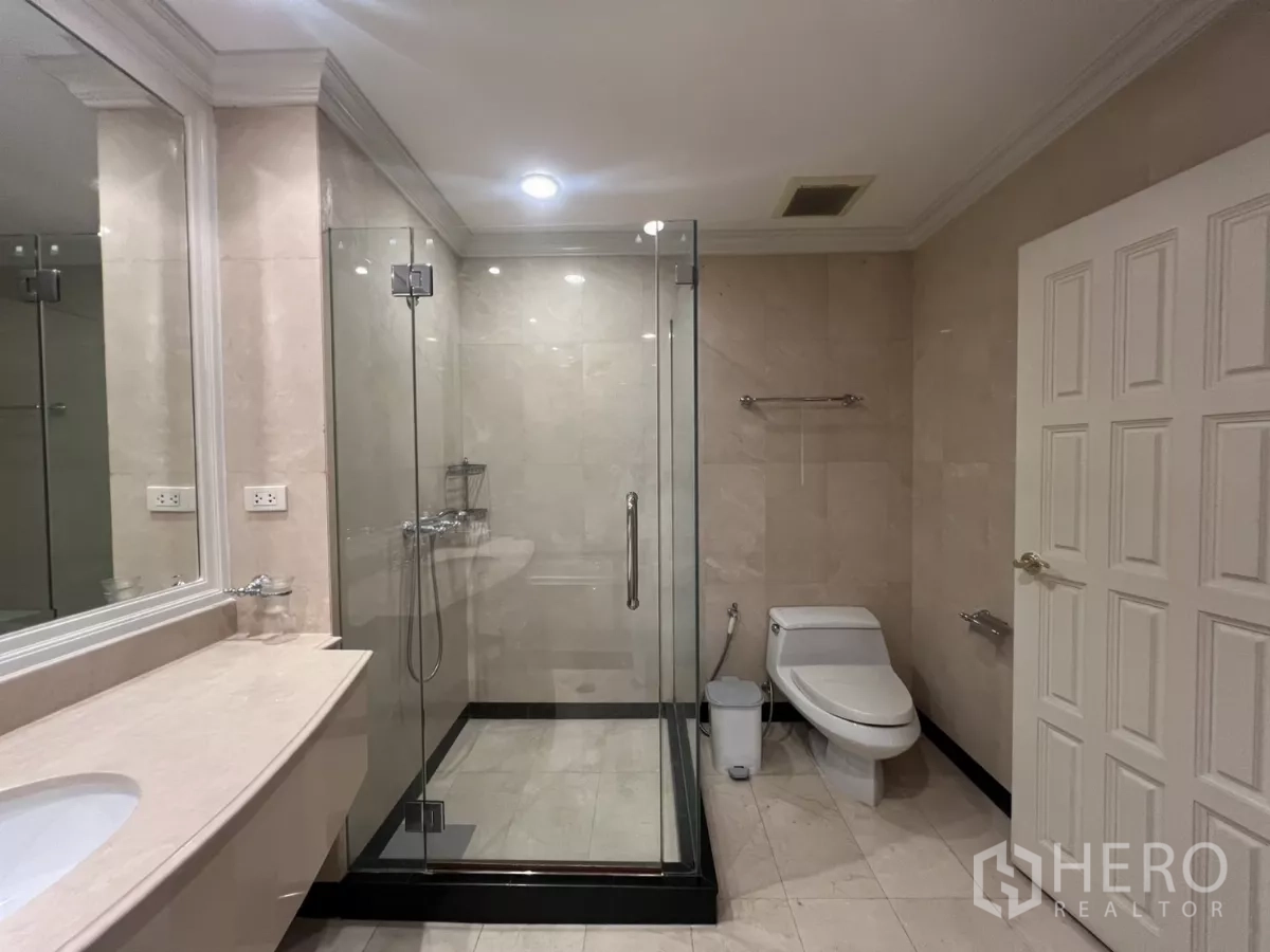 ทาวน์เฮาส์ ขายในWatthana, Bangkok - ห้องน้ำพร้อมตู้กระจกกั้นอาบน้ำ กระเบื้องสีเบจ และเคาน์เตอร์ล้างหน้า