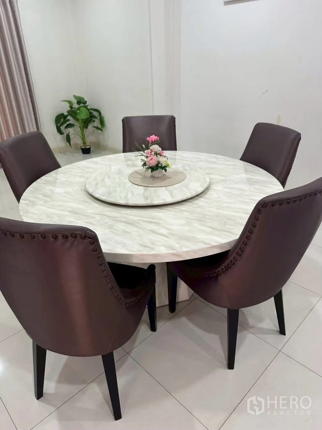 独栋房屋 for rent in Bang Phli, Samut Prakan - 圆形大理石餐桌配五把软垫餐椅与小盆栽。