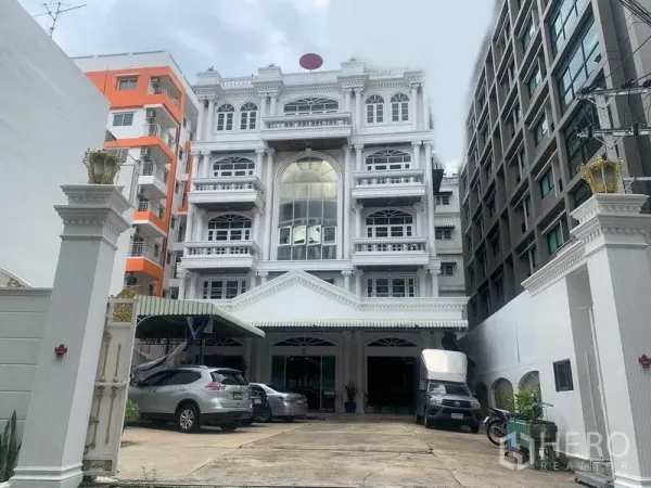 สำนักงาน ให้เช่าในKhlong San, Bangkok - อาคารสำนักงานสีขาวสไตล์คลาสสิก พร้อมทางเข้าประตูและพื้นที่จอดรถ หน้าอาคารย่านกรุงธนบุรี กรุงเทพฯ