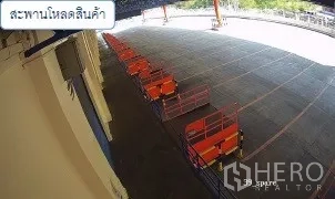 货栈 出租在Mueang Pathum Thani, Pathum Thani - 有顶装卸平台上的多组登车桥。