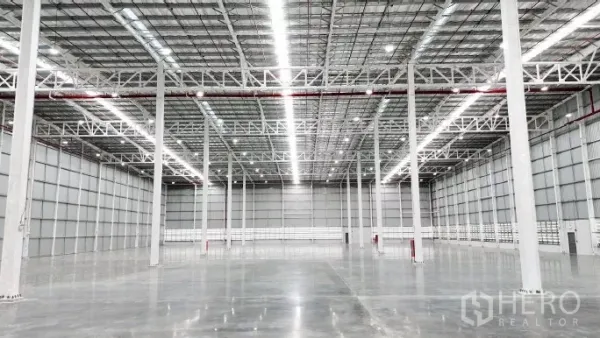工厂 出租在Samut Prakan - 仓库内部，地坪抛光，12米净高，钢结构桁架与照明及消防管线