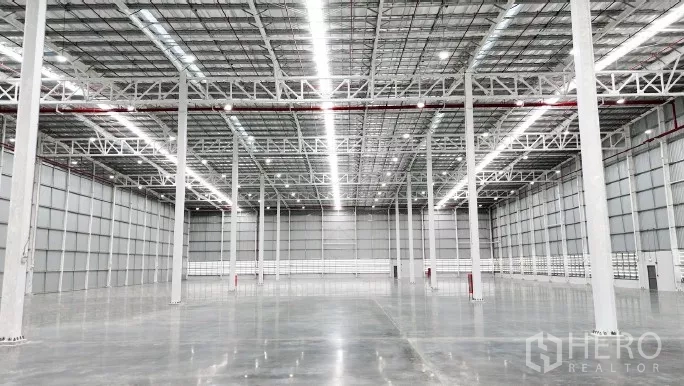 工厂 出租在Samut Prakan - 仓库内部，地坪抛光，12米净高，钢结构桁架与照明及消防管线