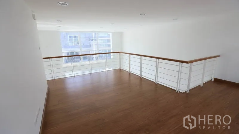 ทาวน์เฮาส์ ขายในWang Thonglang, Bangkok - โถงชั้นลอยกว้าง พื้นไม้ หน้าต่างสูงรับแสงธรรมชาติเต็มที่