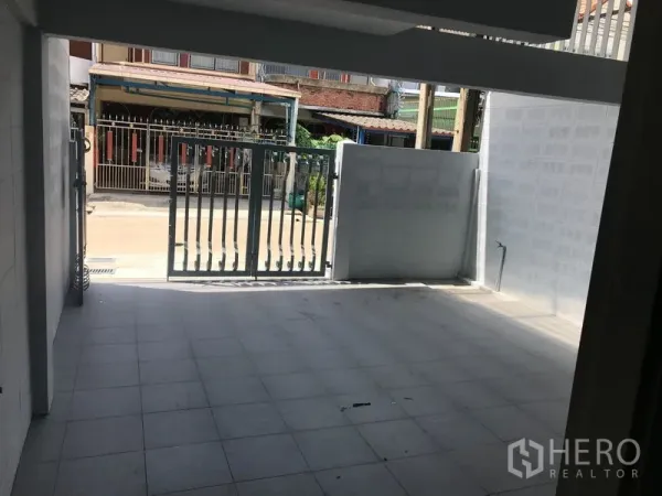 สำนักงานที่บ้าน ให้เช่าในPhra Khanong, Bangkok - พื้นที่จอดรถปูกระเบื้องหลังประตูรั้ว มองออกไปยังถนนที่พักอาศัยเงียบสงบ