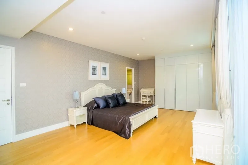 คอนโด ให้เช่าในKhlong Toei, Bangkok - ห้องนอนใหญ่กว้าง เตียงคิง ไม้ปูพื้น ตู้เสื้อบิลท์อิน และประตูเชื่อมเข้าห้องน้ำในตัว