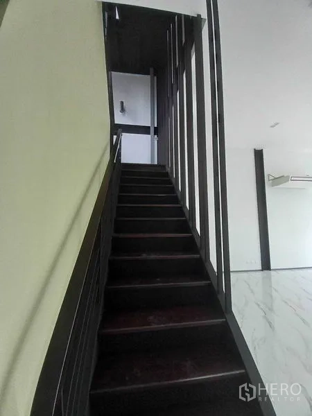 零售空间 出租在Khlong Toei, Bangkok - 黑色金属楼梯通往上层，开放式零售空间