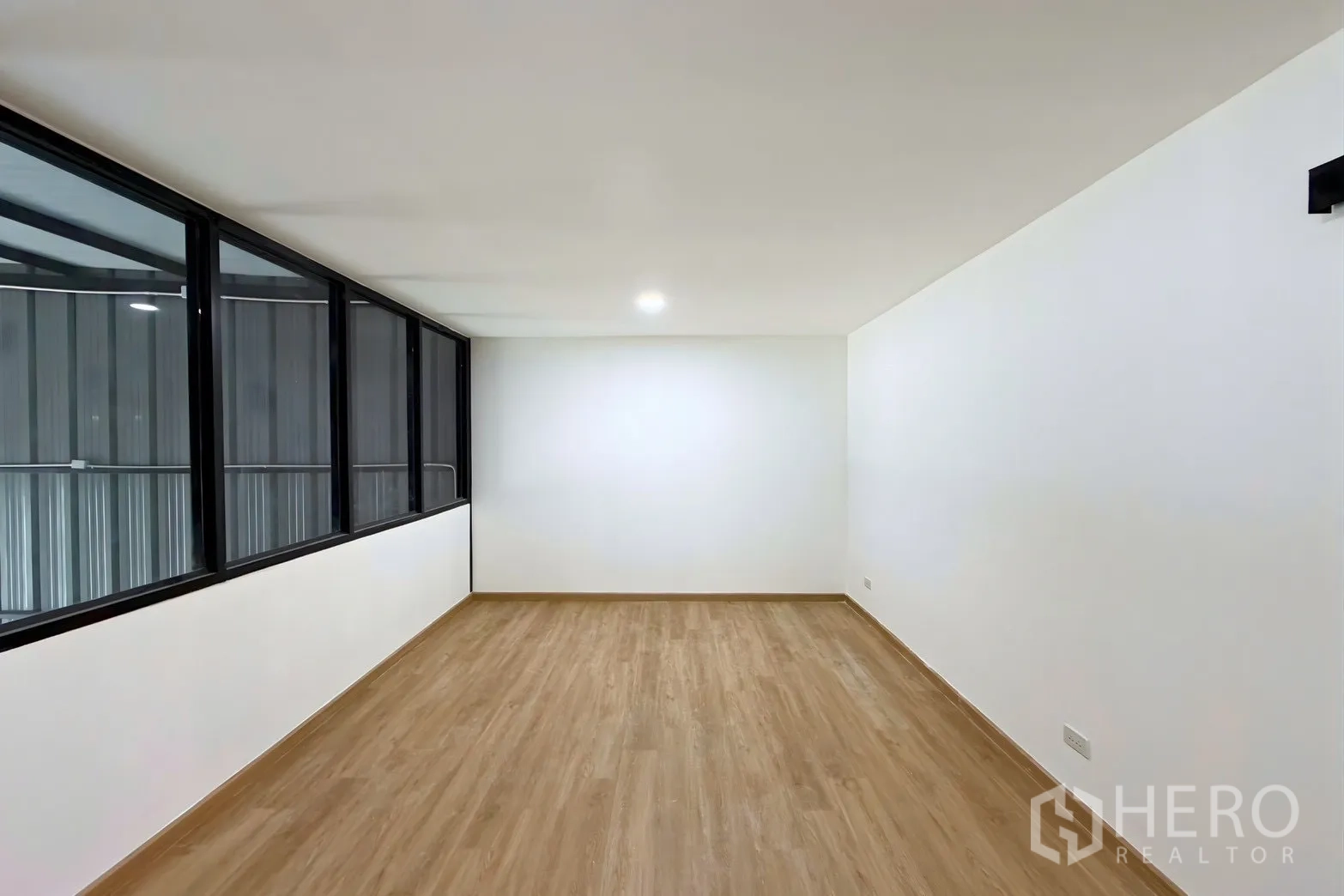 โกดัง for rent in Suan Luang, Bangkok - ห้องชั้นลอยมีหน้าต่างมองเห็นพื้นที่โกดังและพื้นลายไม้