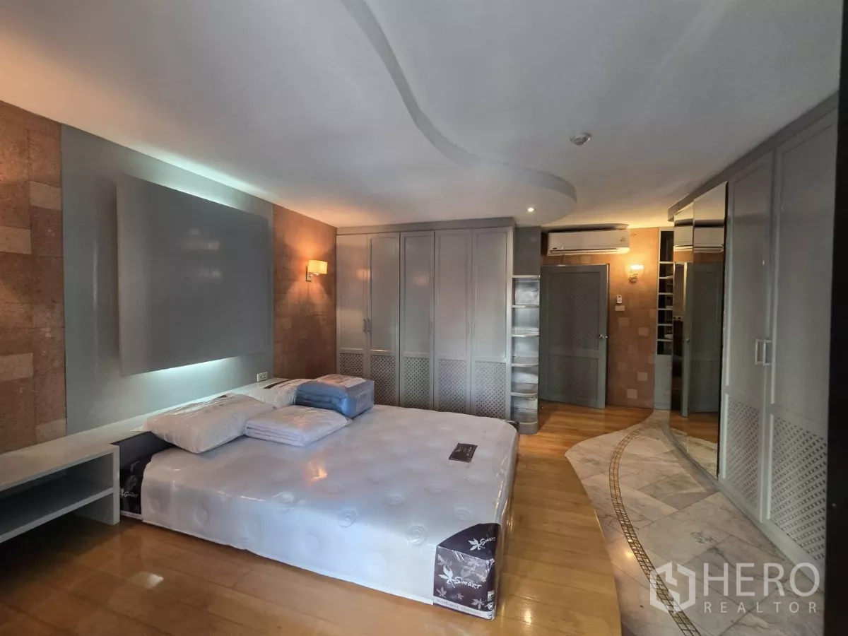 公寓 出租在Pathum Wan, Bangkok - 主卧，抬高床台、内置衣柜，木石拼接地面