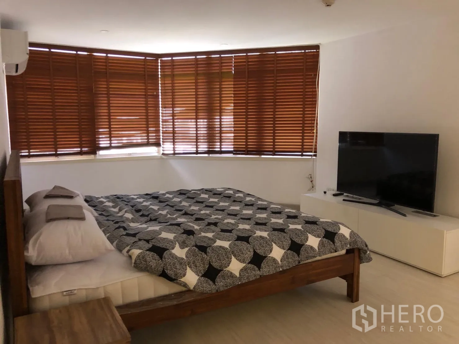 คอนโด ให้เช่าในWatthana, Bangkok - ห้องนอนมาสเตอร์ มู่ลี่ไม้ เตียงขนาดคิงส์ และทีวีจอแบน