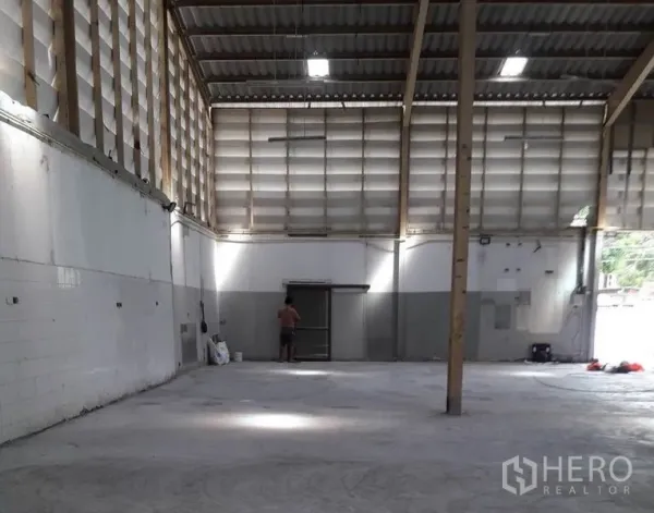 Warehouse for rent in Bang Sue, Bangkok - Open-plan warehouse bay with high roof, ventilated panels, and concrete floor.
