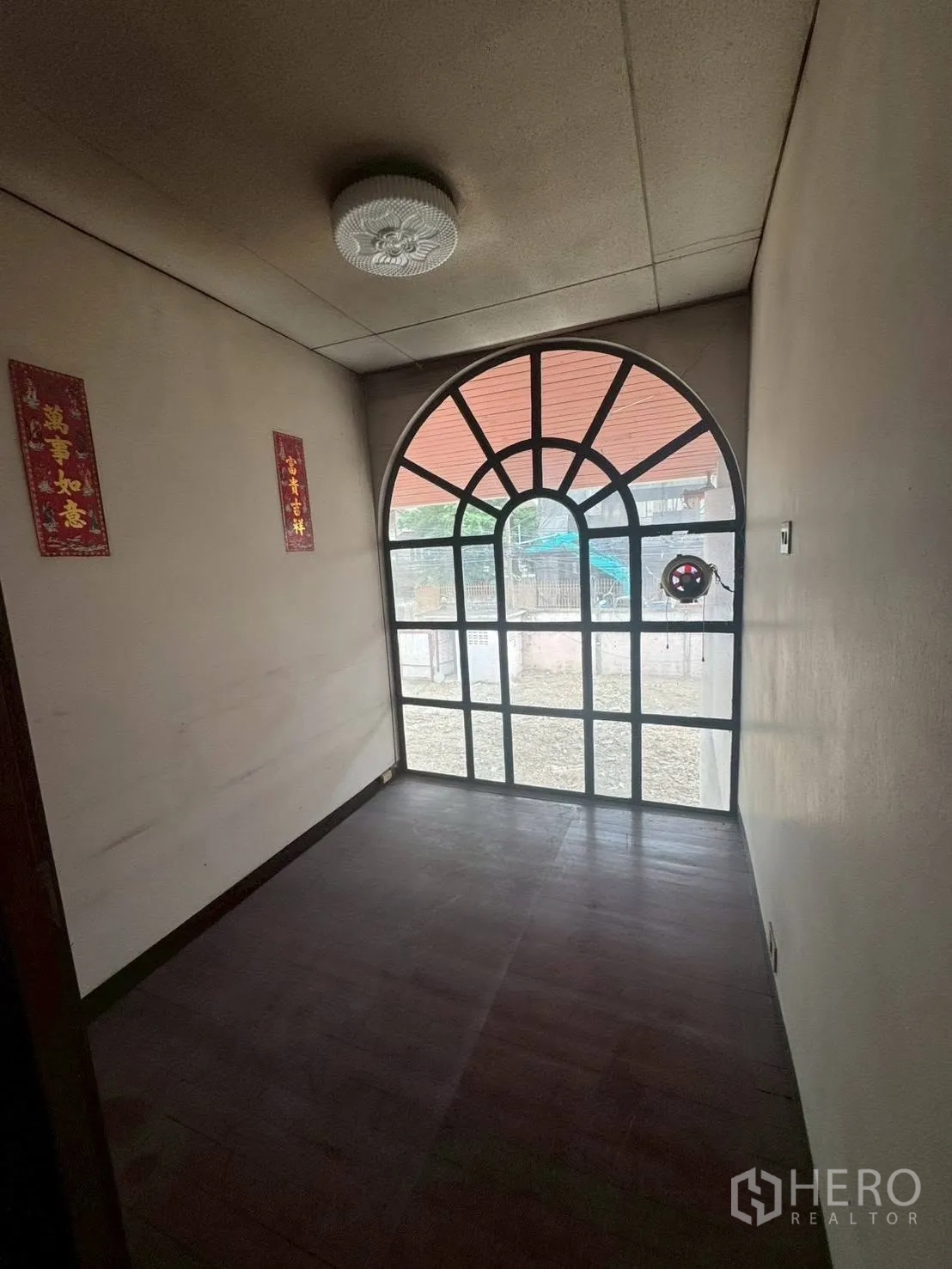 Detached House for rent or sale in Watthana, Bangkok - Narrow room or hall featuring a large arched window to the garden.