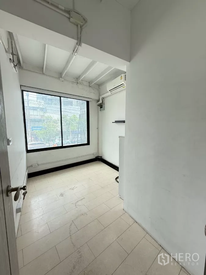 อาคารพาณิชย์ ให้เช่าในKhlong Toei, Bangkok - ห้องทำงานขนาดเล็ก มีหน้าต่างมองเห็นถนน พื้นกระเบื้อง และแอร์ผนัง