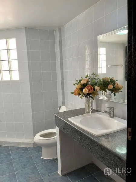 สำนักงานที่บ้าน ให้เช่าในKhlong Toei, Bangkok - ห้องน้ำปูกระเบื้อง มีอ่างล้างหน้า กระจก และช่องแสงบล็อกแก้ว