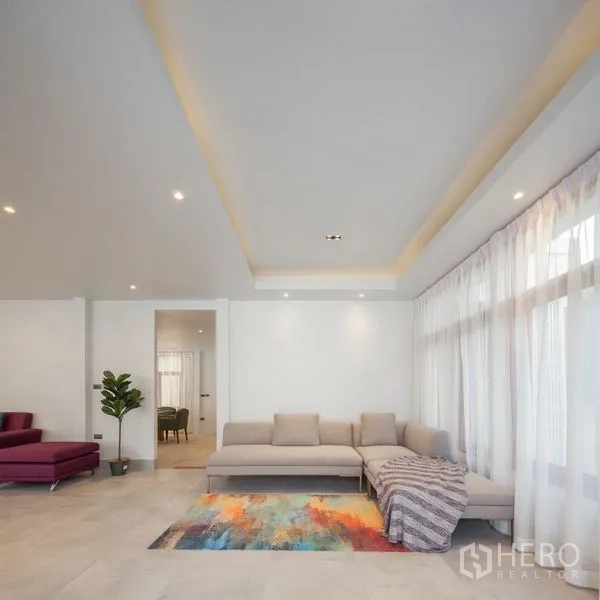 独立式住宅 出售在Chatuchak, Bangkok - 黄昏时分的前立面，宽阔入口与现代灯光。