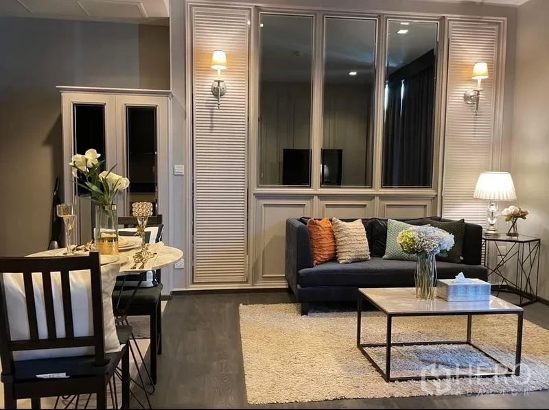 คอนโด ให้เช่าหรือขายในWatthana, Bangkok - พื้นที่นั่งเล่นและรับประทานอาหารแบบโอเพ่น พร้อมพรม โต๊ะกลาง และแสงไฟตกแต่ง