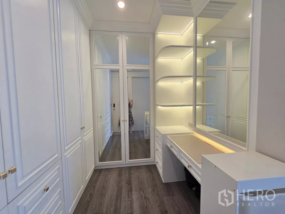 Detached House for rent in Prawet, Bangkok - Walk‑in closet with mirrored wardrobes and lighted dressing table.