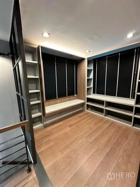 Detached House for rent in Bang Phli, Samut Prakan - Upstairs landing or walk-in closet area with extensive built-in shelving, bench seat and wood flooring.