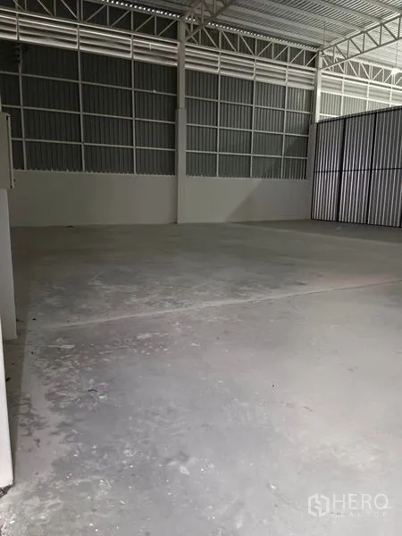 货栈 出租在Khlong Toei, Bangkok - 室内混凝土地坪开阔，钢结构屋顶与通风板