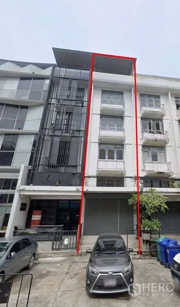 อาคารพาณิชย์ ให้เช่าในBang Na, Bangkok - ด้านหน้าอาคารพาณิชย์ 4 ชั้น มีระเบียงและที่จอดรถด้านหน้า ขีดเส้นสีแดง