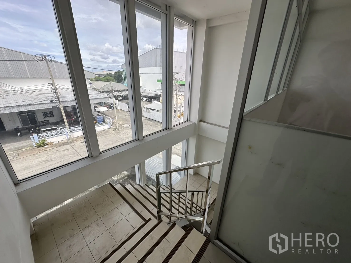 โรงงาน ให้เช่า - บันไดพร้อมช่องแสงกระจกสูง ให้แสงธรรมชาติแก่อาคารสำนักงาน