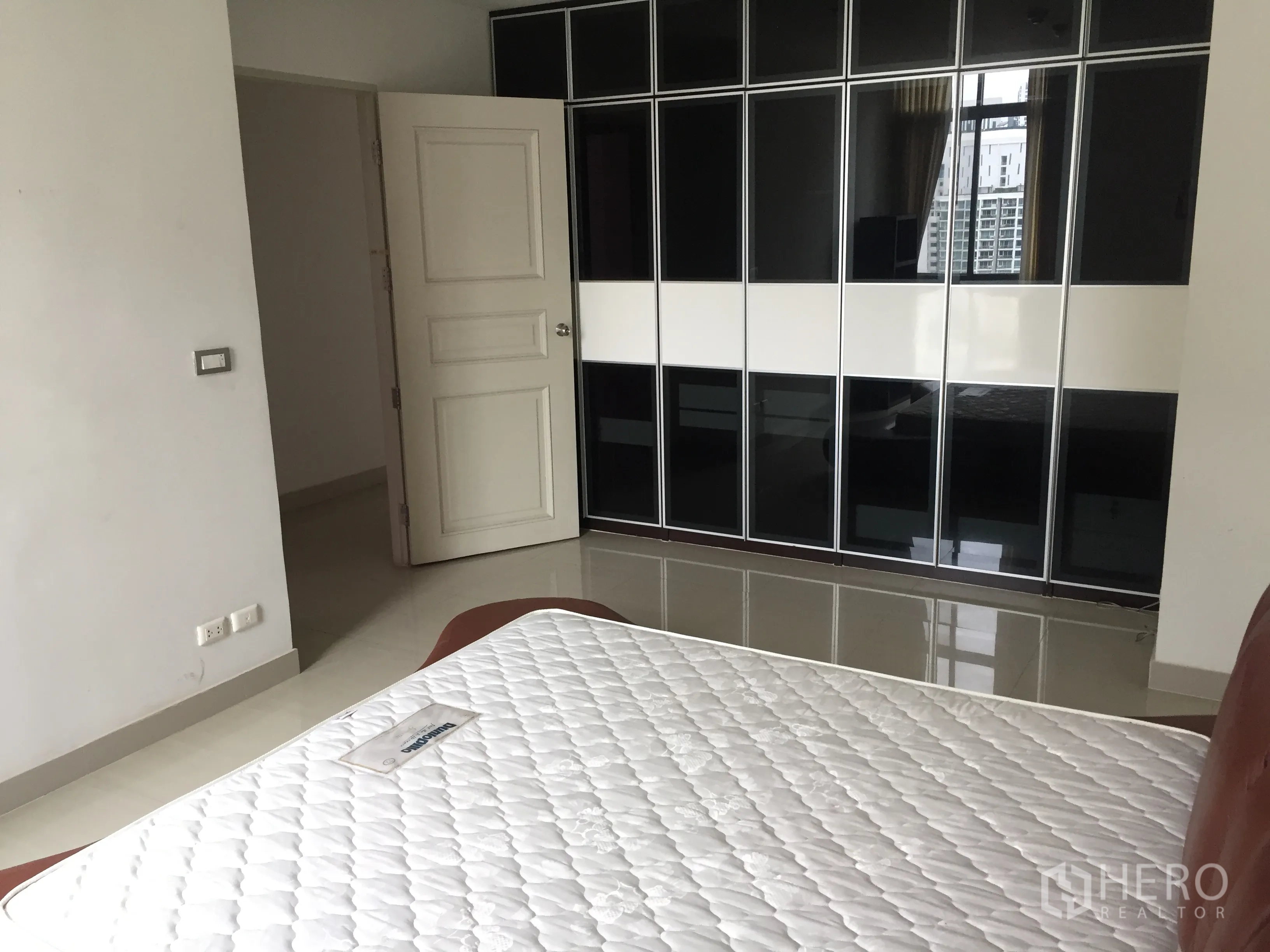 คอนโด ให้เช่าหรือขายในWatthana, Bangkok - ห้องนอนพร้อมตู้เสื้อผ้าบิวท์อินบานเงา และประตูบานสีขาว