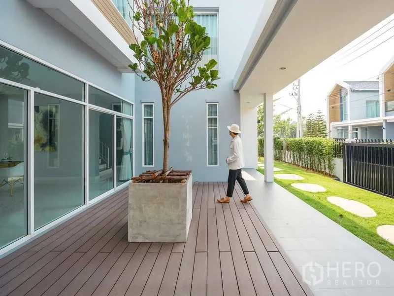 บ้าน ขายในLam Luk Ka, Pathum Thani - ดาดฟ้ากลางบ้านพร้อมกระบะต้นไม้ ข้างผนังกระจกและสนามหญ้า