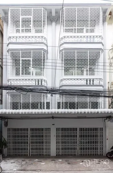 Home Office for sale in Bang Kho Laem, Bangkok - Multi-storey white home office facade with gated parking and grilled windows in Bang Kho Laem.
