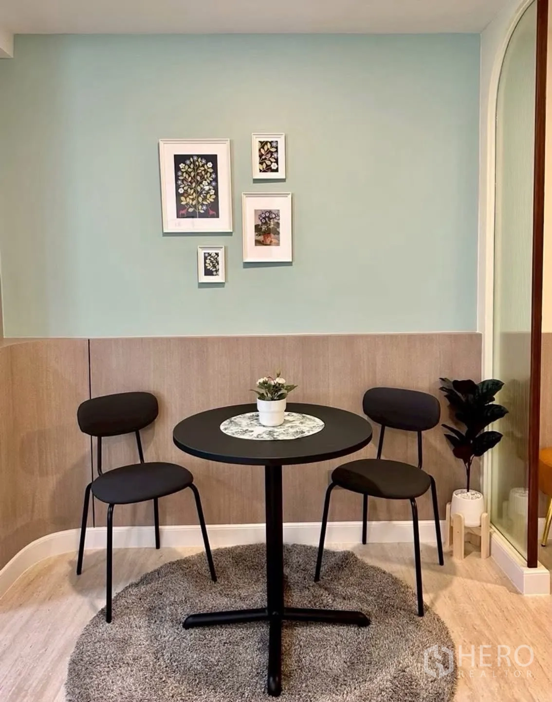 Condominium for rent in Huai Khwang, Bangkok - Small dining nook with round table and two chairs.