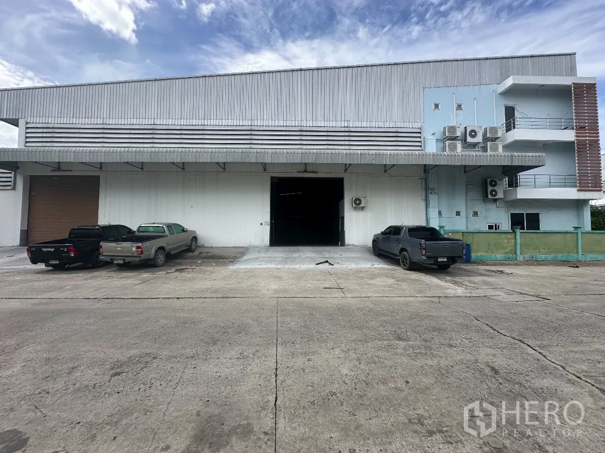 โรงงาน ให้เช่า - หน้าโกดังมีประตูม้วนไฟฟ้า 2 บานและลานโหลดกว้าง