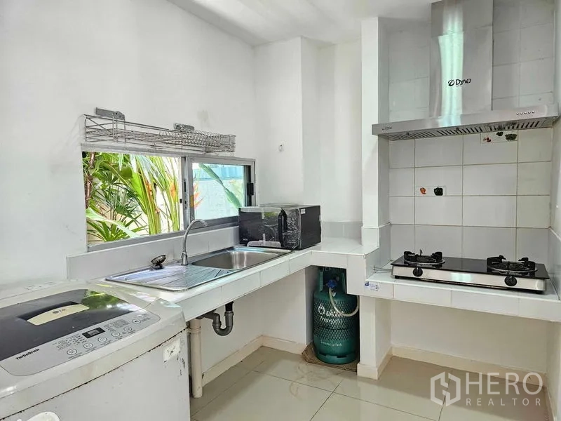 สำนักงานที่บ้าน ให้เช่าหรือขายในSuan Luang, Bangkok - ครัวมุมติดเตาแก๊ส อ่างล้างจาน เครื่องดูดควัน และเครื่องซักผ้า