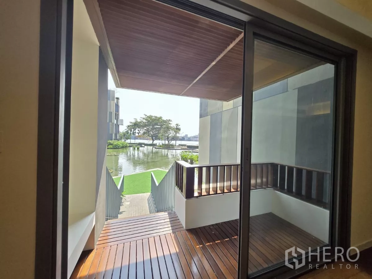 公寓 出租在Yan Nawa, Bangkok - 私人露台铺木地板，俯瞰景观水庭。